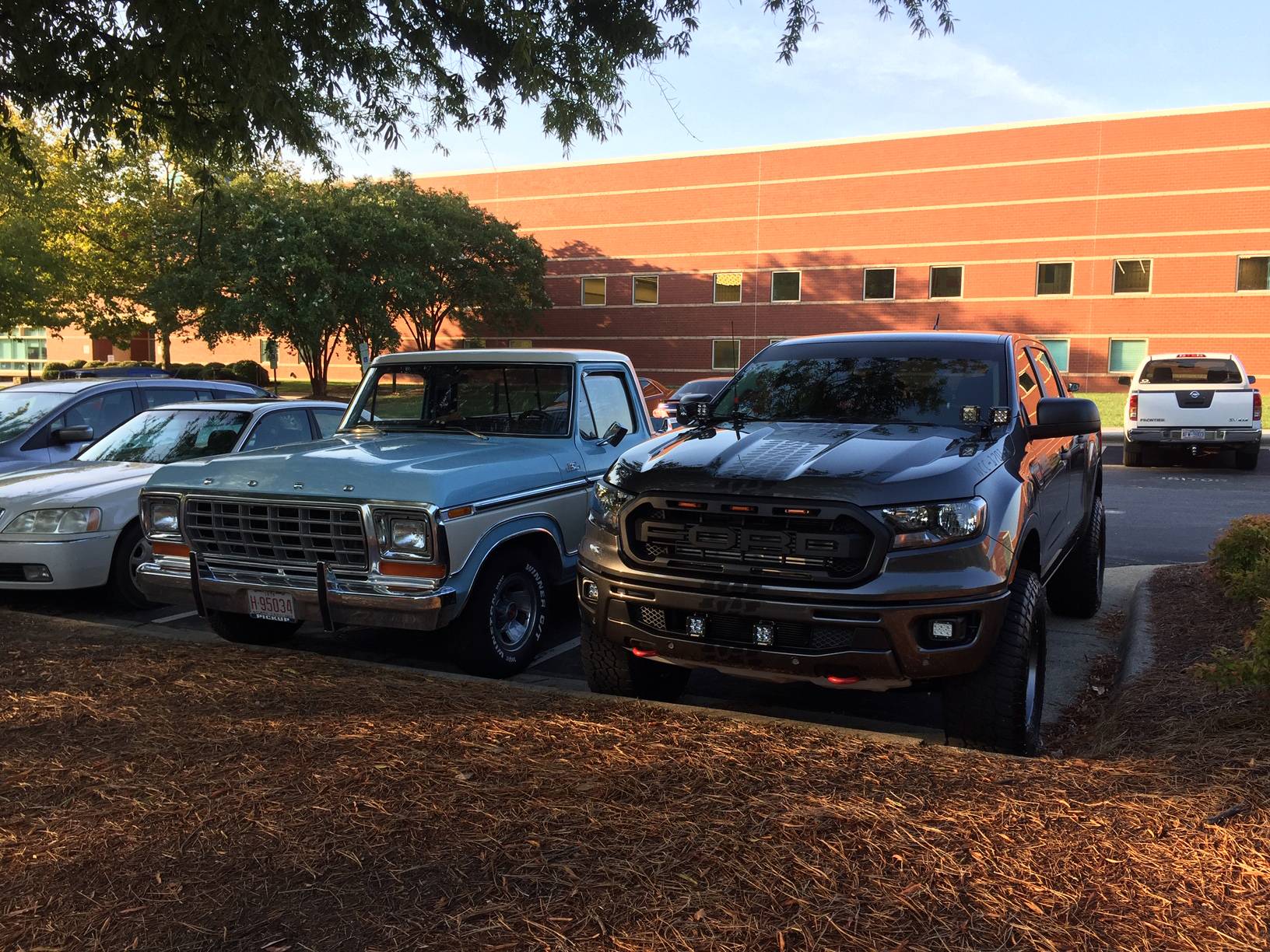 Ford Ranger Look at my Ranger parked next to stuff PYigiyS