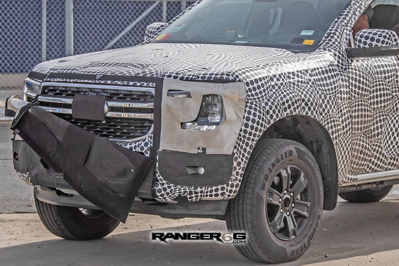 Ford Ranger Ford Ranger Prototype Spied with Undisguised New Chrome Grille new-ford-ranger-chrome-grille-spied-9