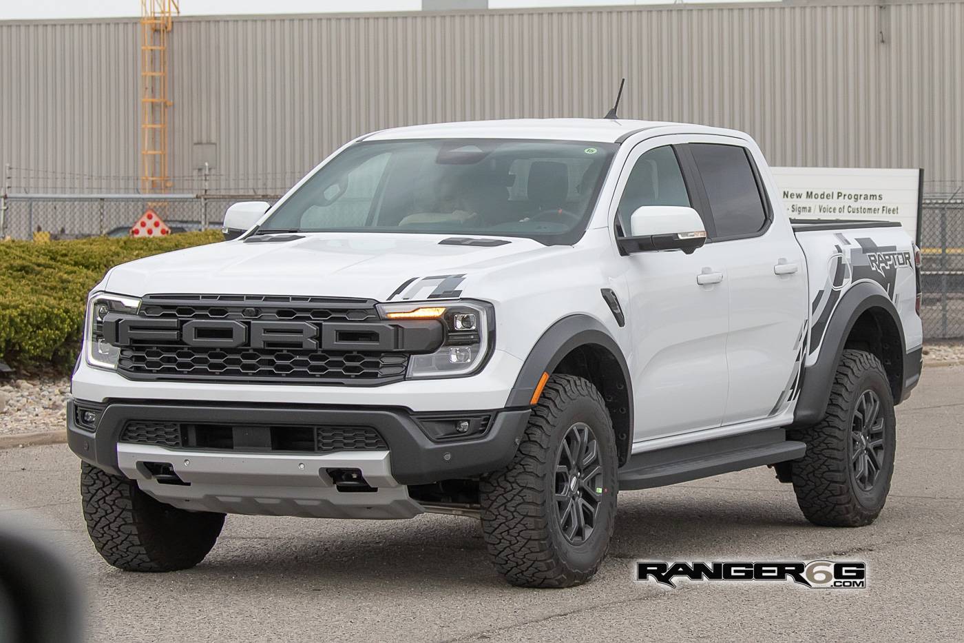 Ford Ranger Spied: 2024 Ranger Raptor Wearing Raptor Graphics Package 📸 2024-ranger-raptor-graphics-appearance-package-spied-3
