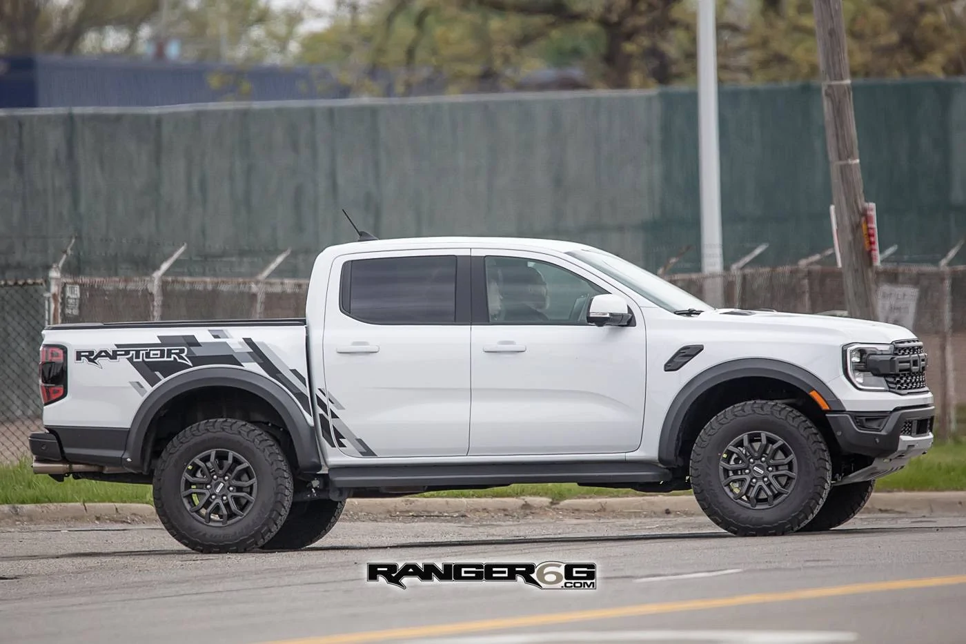 Spied: 2024 Ranger Raptor Wearing Raptor Graphics Package 📸 | Ranger6G ...