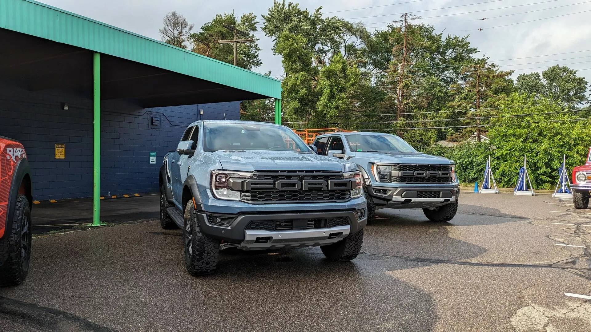 Ford Ranger Azure Gray Metallic Ranger Raptor vs. F-150 Raptor comparison photos 2024-Ford-Ranger-Raptor-vs-F-150-Raptor-MG-CarScoops-3