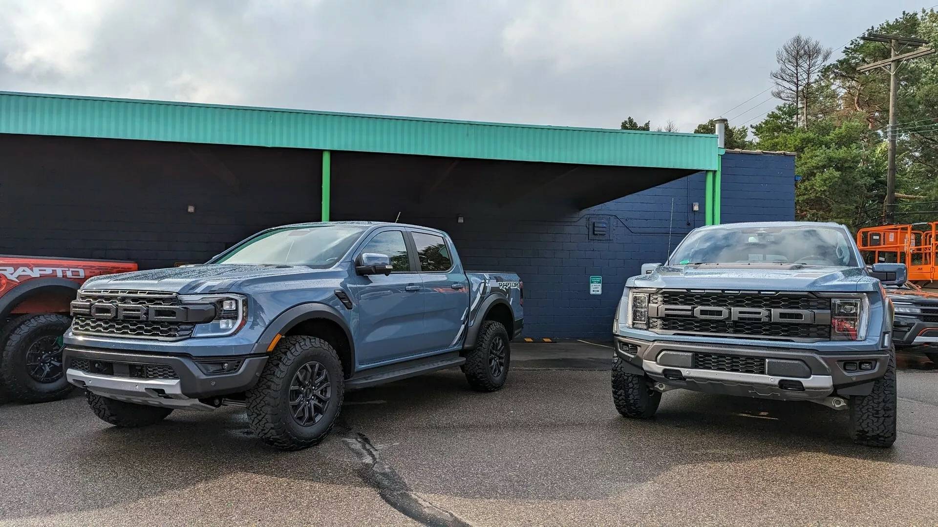 Ford Ranger Azure Gray Metallic Ranger Raptor vs. F-150 Raptor comparison photos 2024-Ford-Ranger-Raptor-vs-F-150-Raptor-MG-CarScoops-2