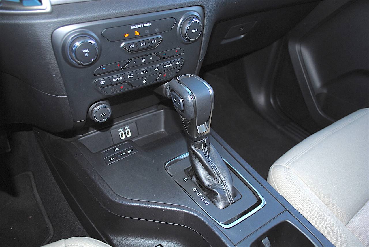 Ford Ranger Medium Stone Fabric Cloth Interior 2019-Ford-Ranger-XLT-review-photos-AutoNation-042