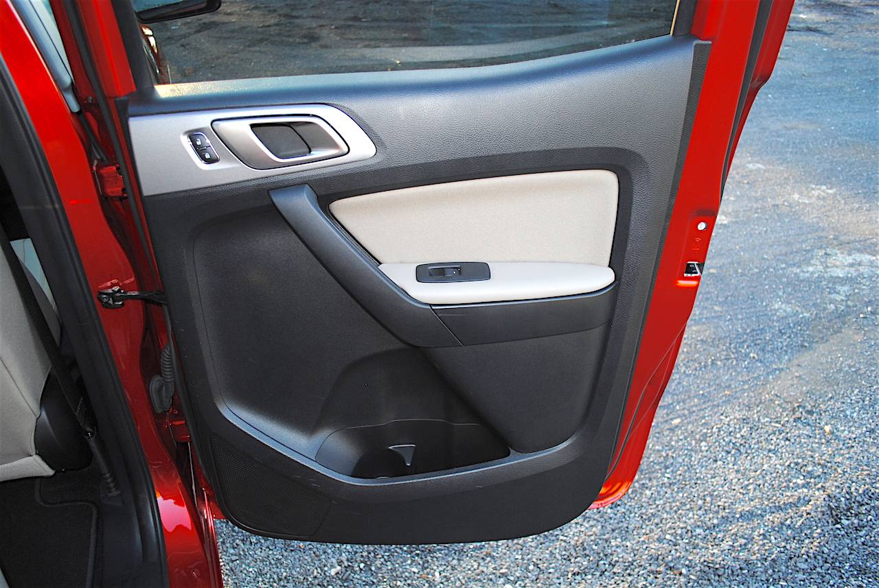 Ford Ranger Medium Stone Fabric Cloth Interior 2019-Ford-Ranger-XLT-review-photos-AutoNation-047