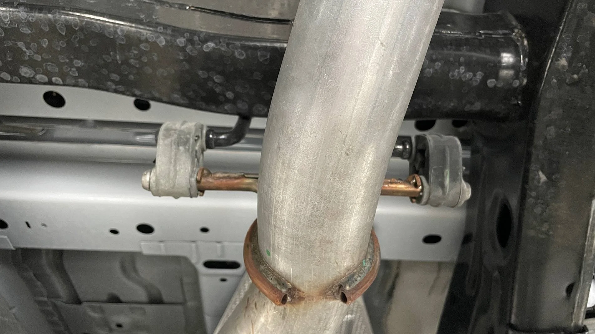 Ford Ranger Blacked out exhaust tips on Ranger Raptor w/ ceramic exhaust paint Muffler Clamp 02