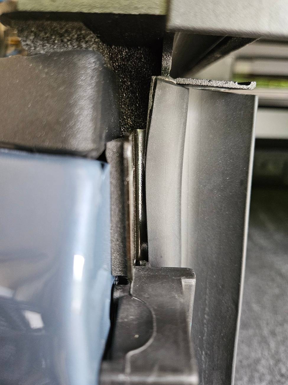 Ford Ranger 1/4" gap around the whole tailgate of Ranger Raptor 20240926_182142
