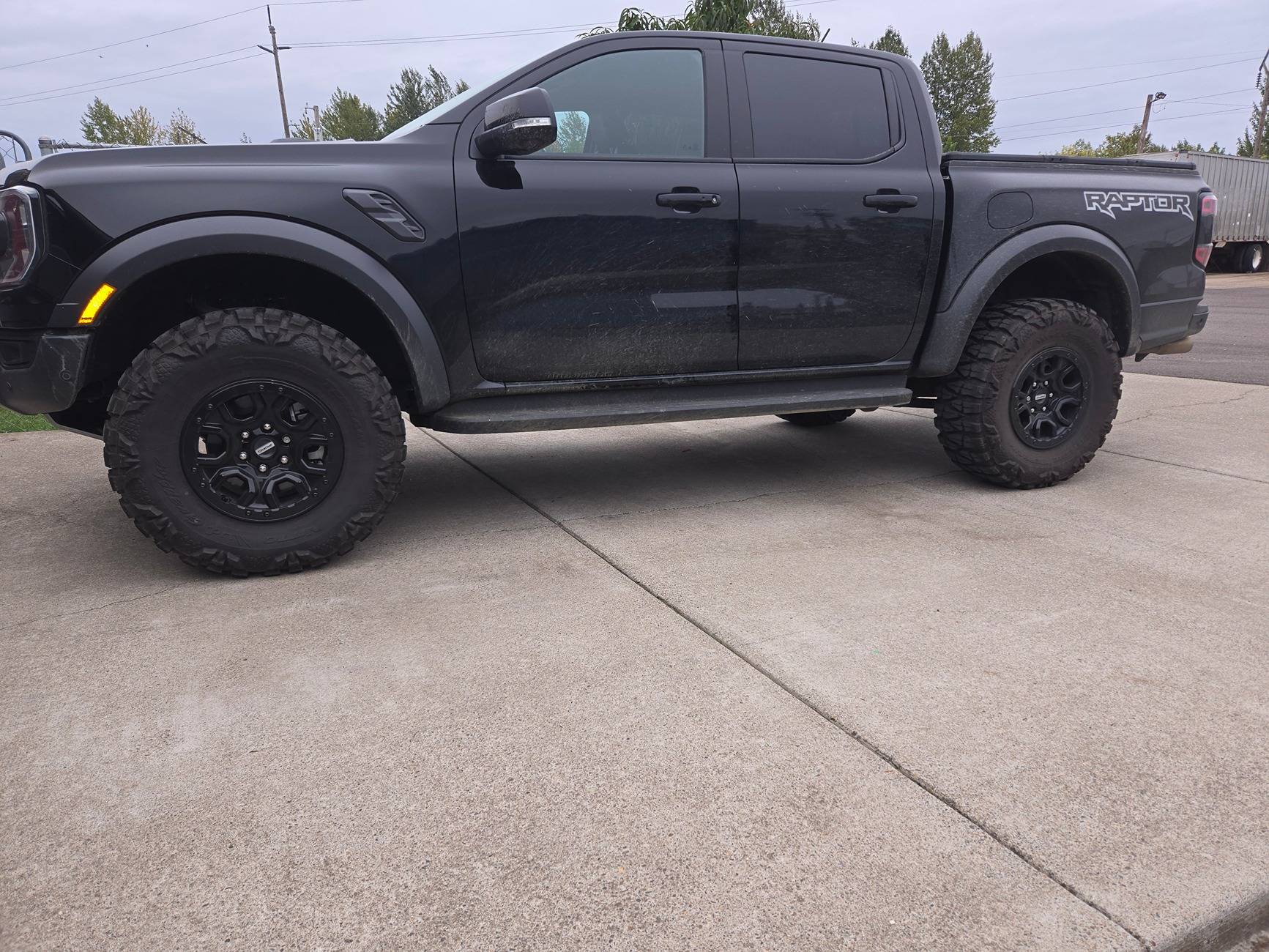 Ford Ranger My Ranger looks like a thin legs body builder. What tire can use on Rim18? 20241018_162456