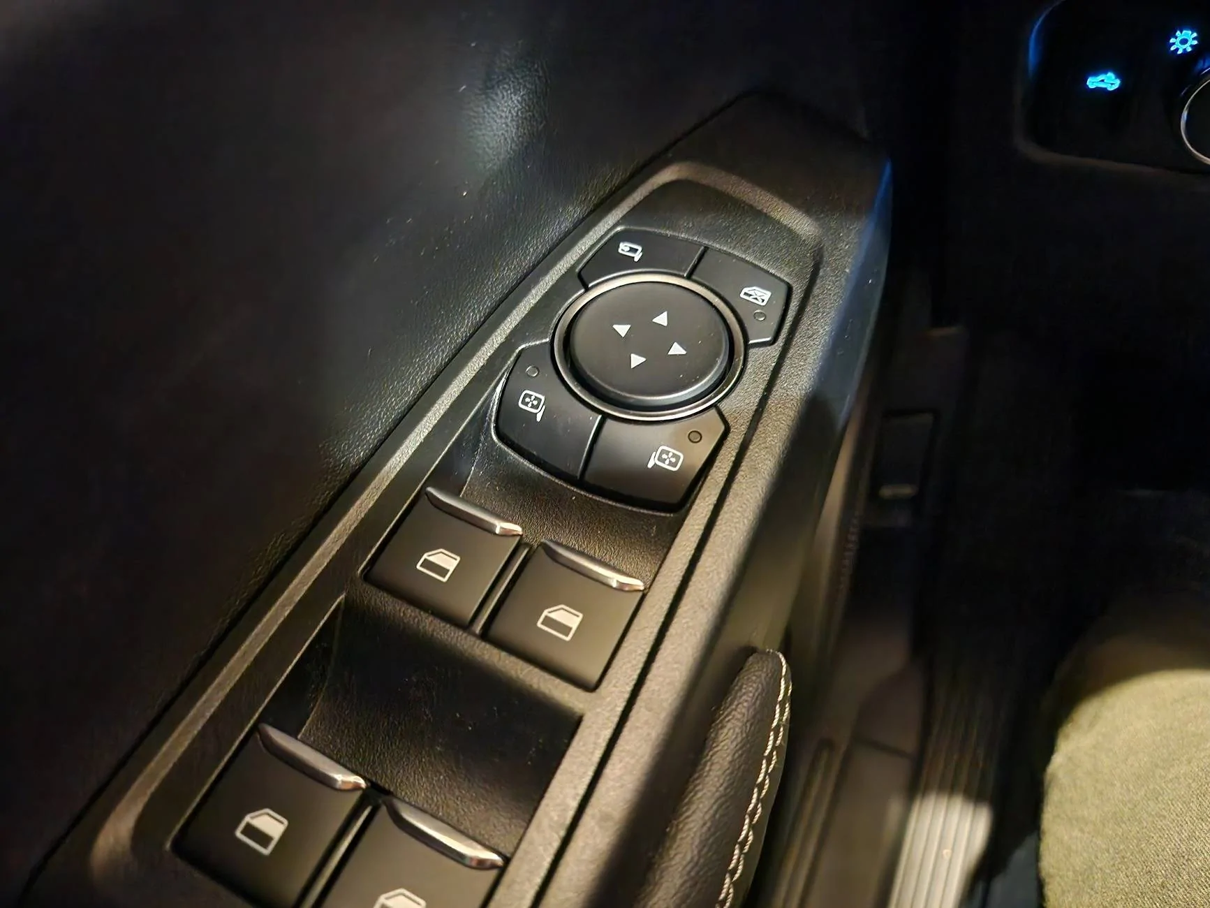 Ford Ranger UPDATED:  FIXED. Manufacturing Issue or Stupid question - how to manually fold mirrors? 20241106_191908