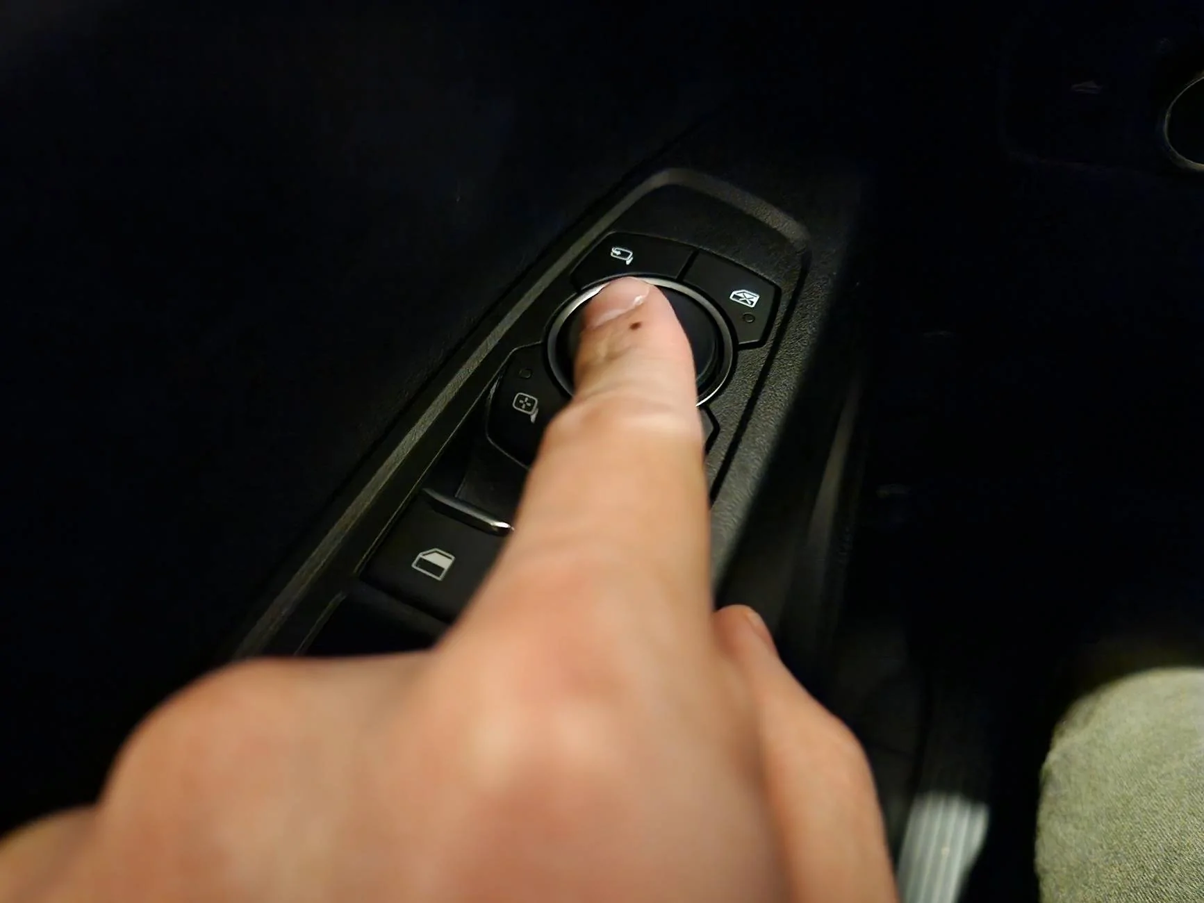 Ford Ranger UPDATED:  FIXED. Manufacturing Issue or Stupid question - how to manually fold mirrors? 20241106_191917