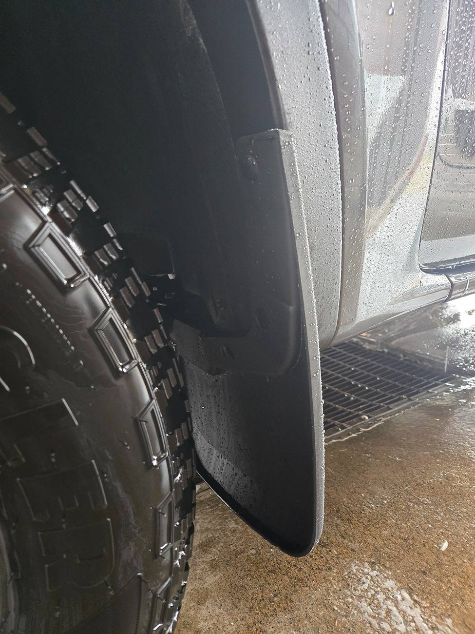 Ford Ranger Raptor soft roll tonneau and husky mud flaps 20241226_141043