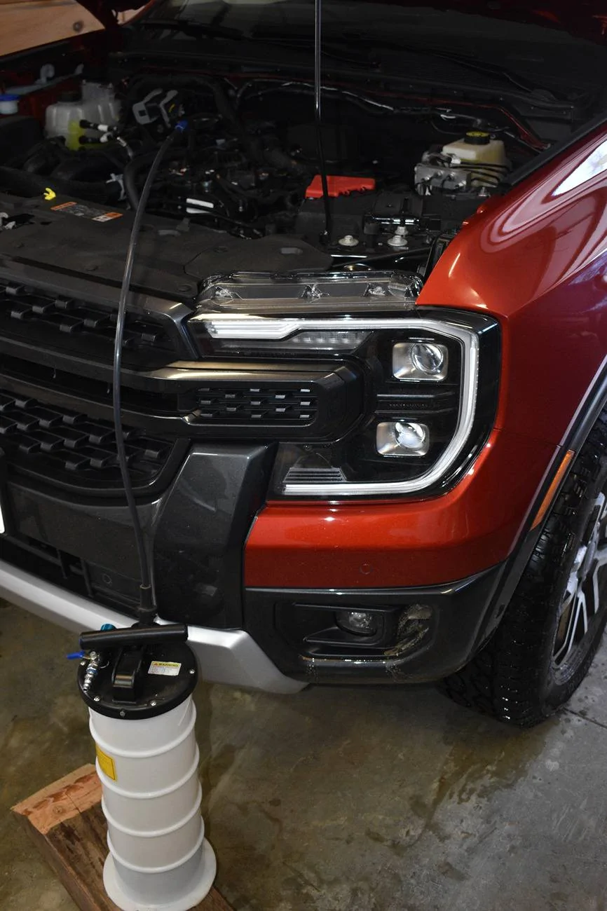 Ford Ranger Oil change - vacuum extraction 2.3 DSC_0921