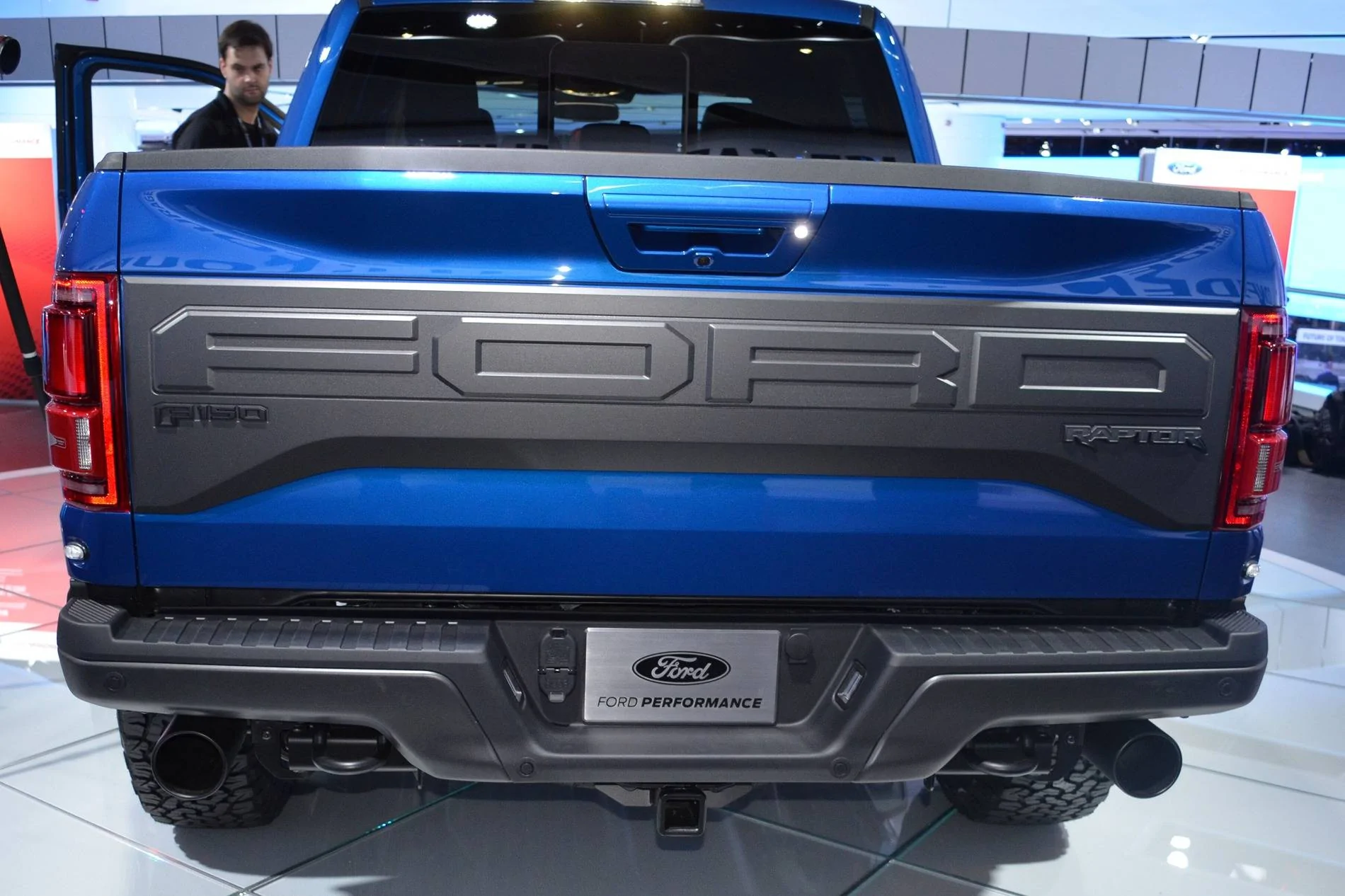 2017-Ford-Raptor-Crew-Cab-tailgate.webp