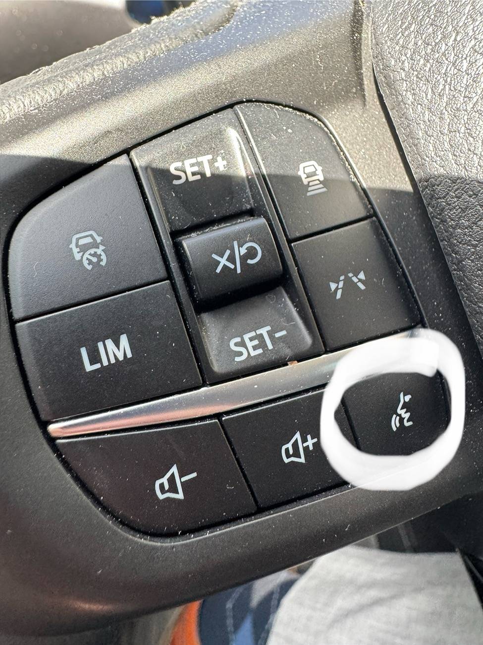 Ford Ranger Can you use a button on the Lariat steering wheel 2024 that will trigger an IMessage to read to you? IMG_3370