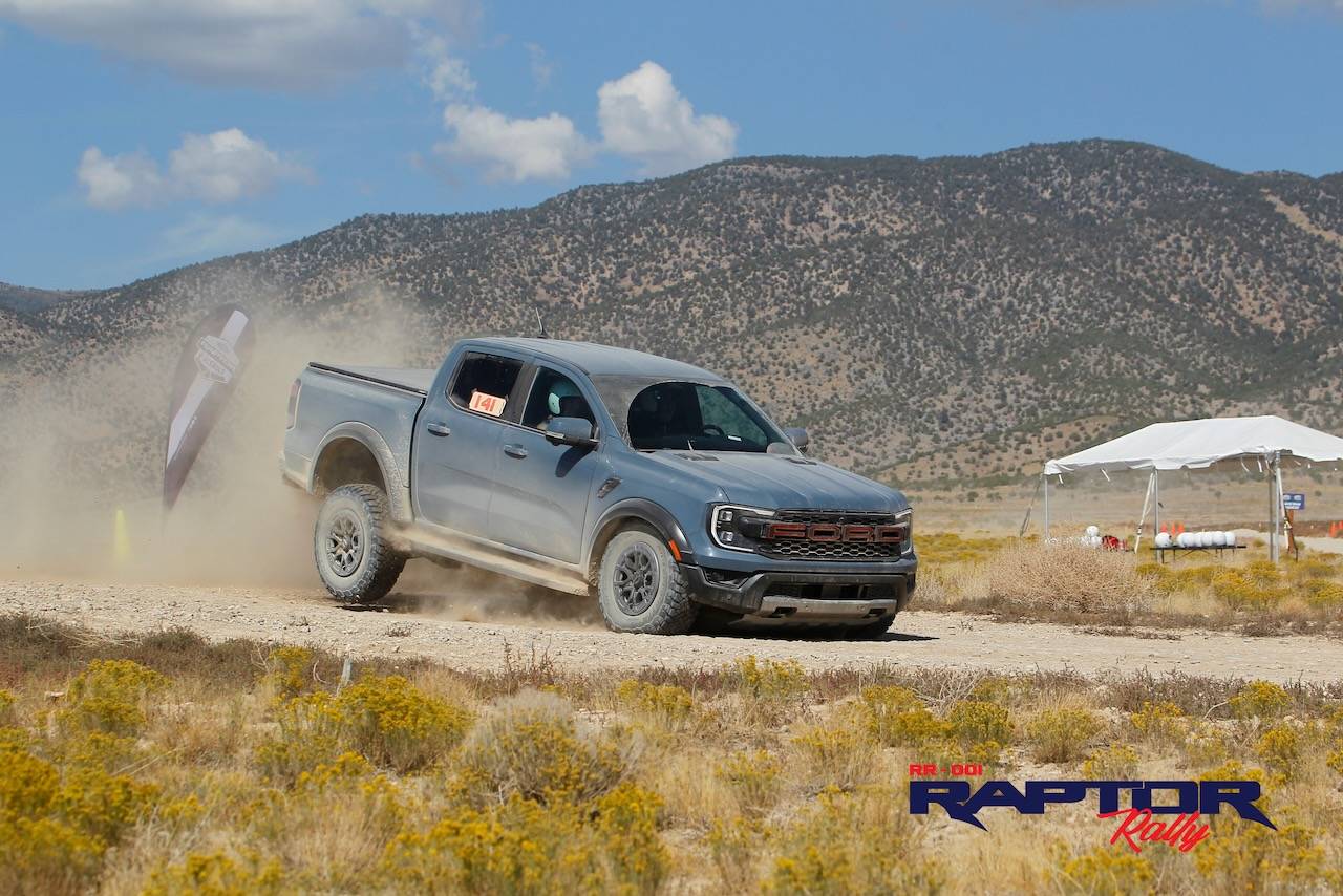 Ford Ranger Jumping the Ranger Raptor Azure Gray Ranger Raptor - 2