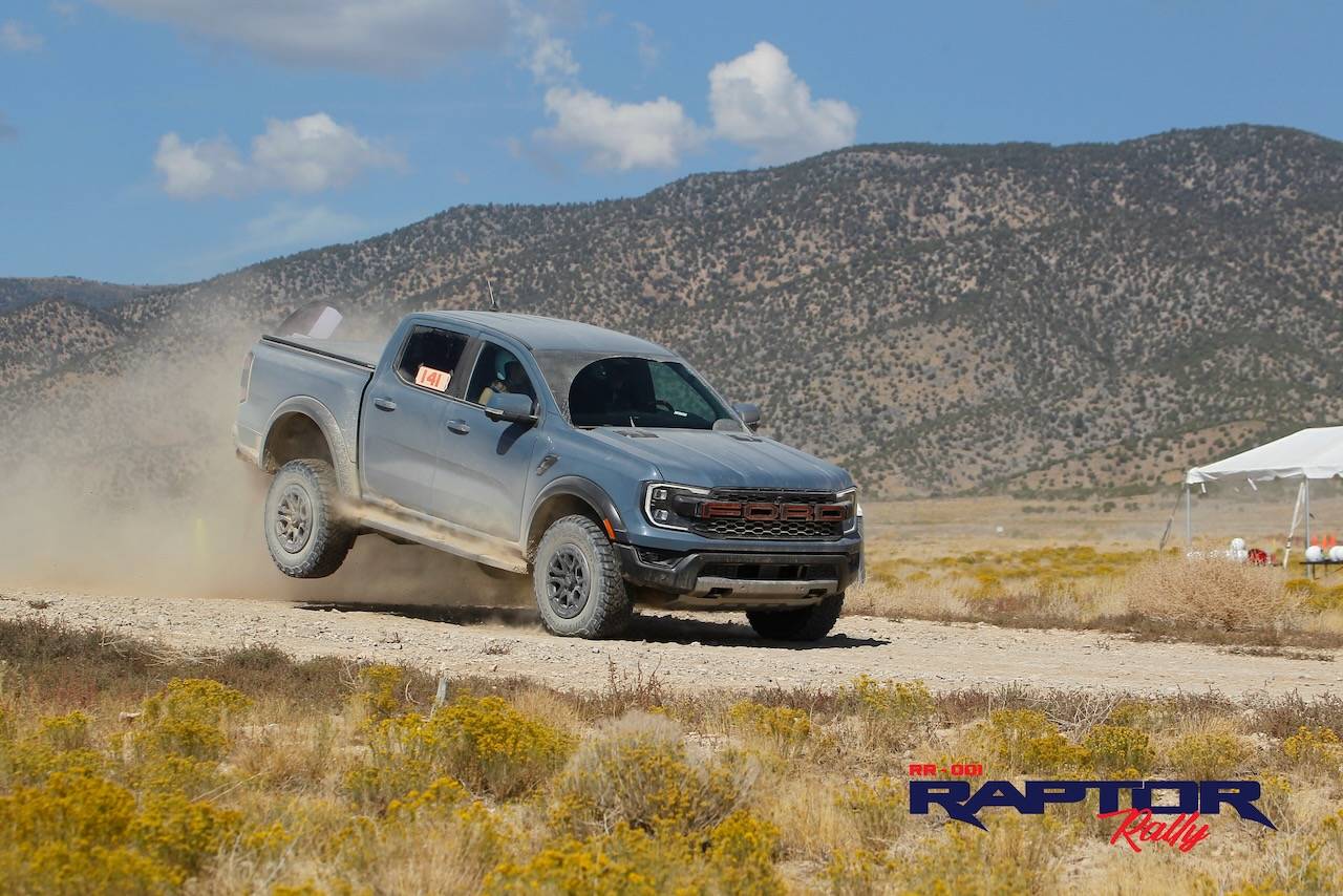 Ford Ranger Jumping the Ranger Raptor Azure Gray Ranger Raptor - 3
