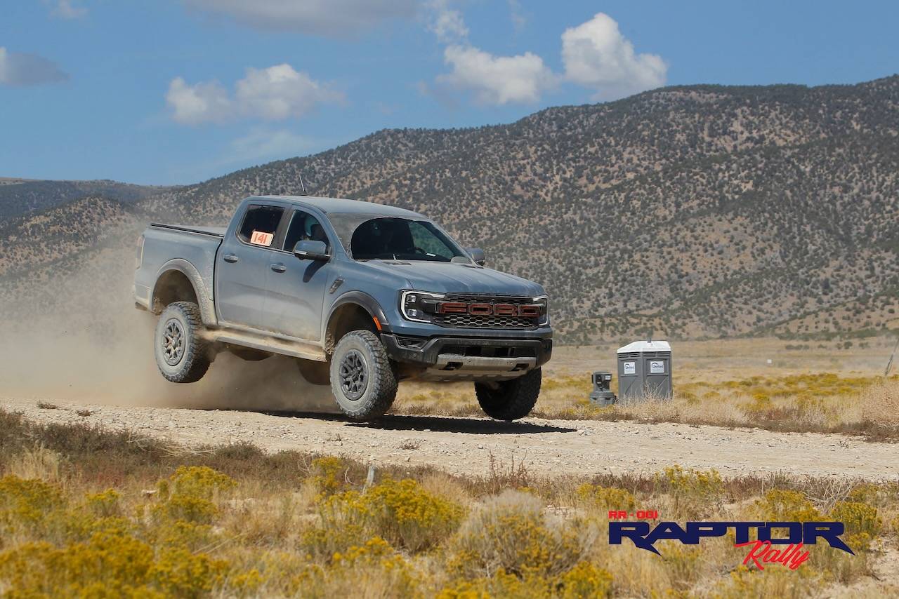 Ford Ranger Jumping the Ranger Raptor Azure Gray Ranger Raptor - 4