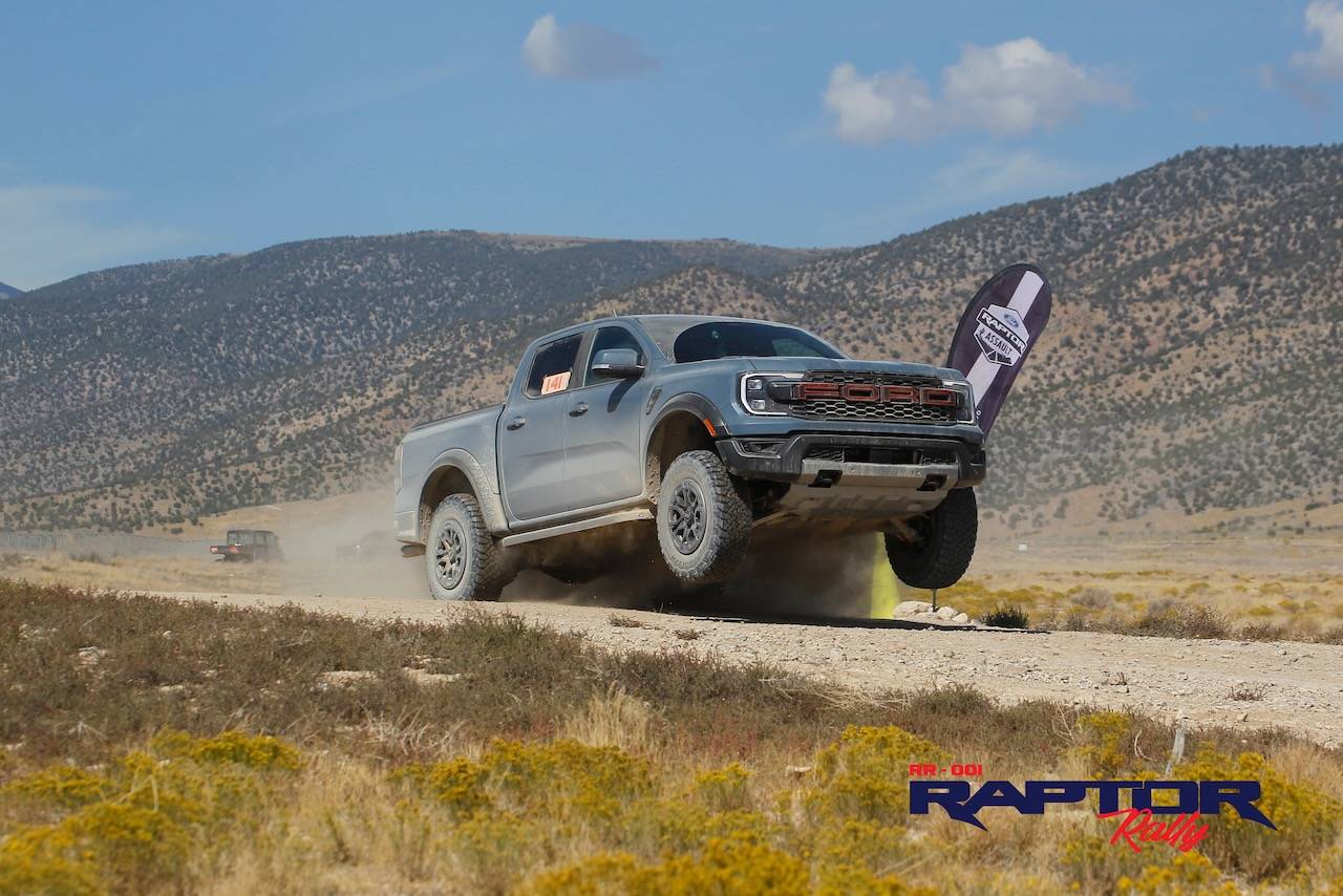 Ford Ranger Jumping the Ranger Raptor Azure Gray Ranger Raptor - 7