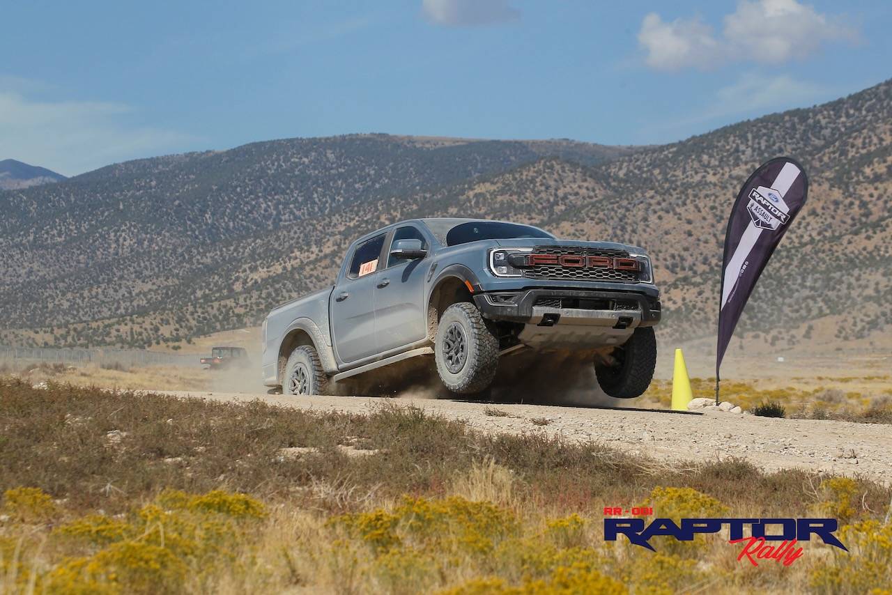Ford Ranger Jumping the Ranger Raptor Azure Gray Ranger Raptor - 8