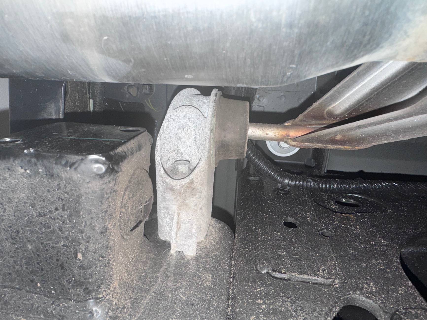 Ford Ranger Exhaust hangers IMG_2878