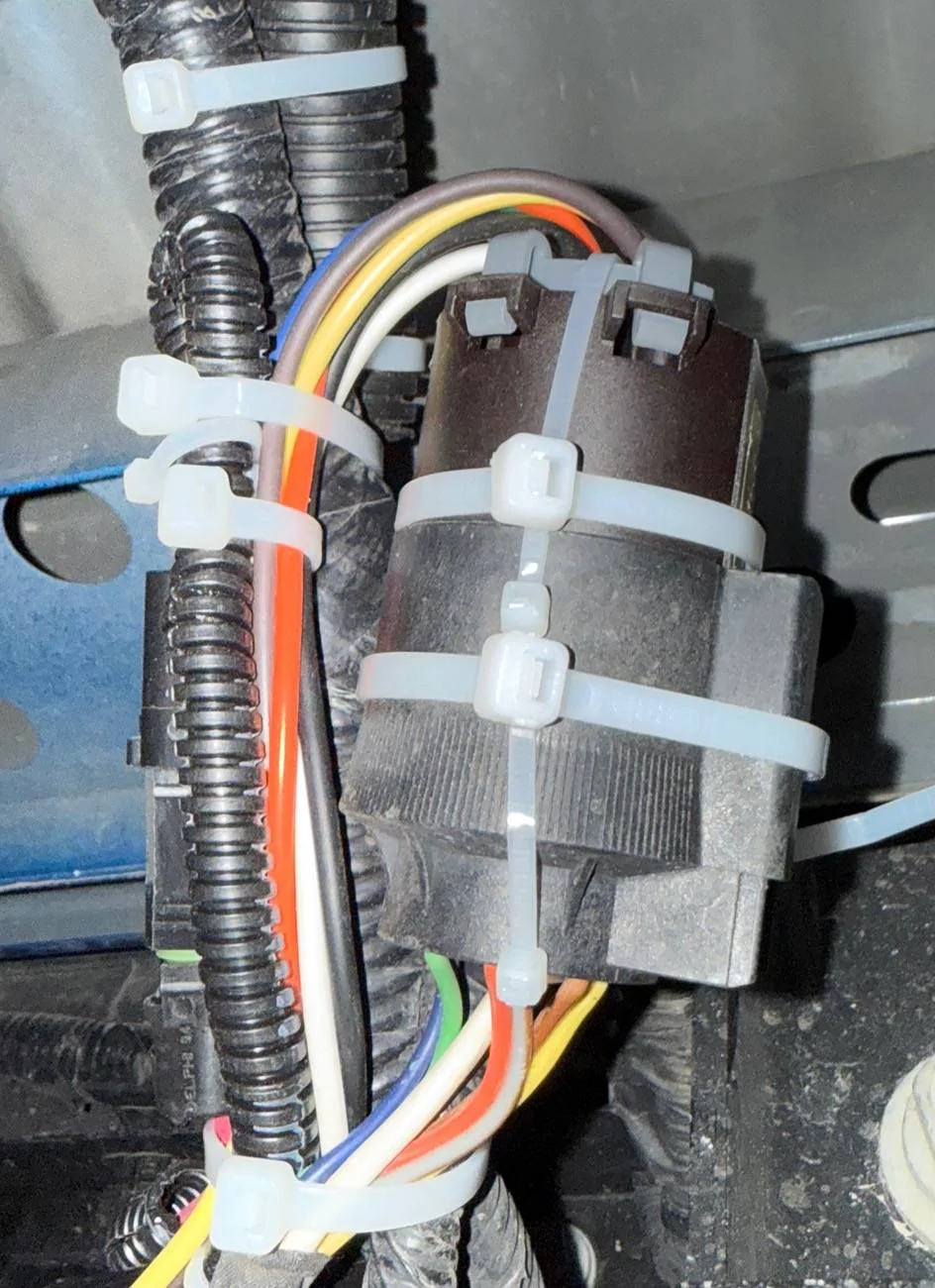 Ford Ranger Broke the 7 pin trailer plug latch -replacement part number? IMG_0573