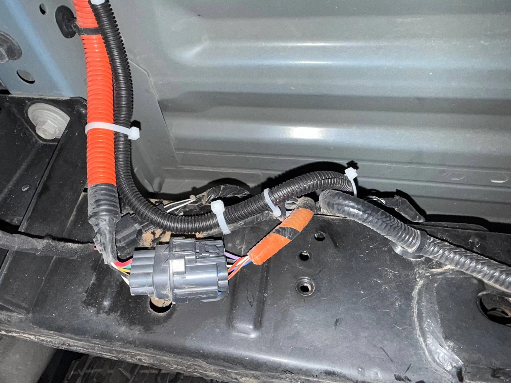 Ford Ranger Plan to install a Leer Harness 300200 for my third brake light, I have a 12 volt power question IMG_0575