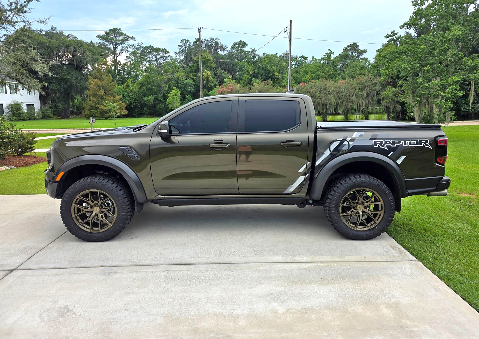 Ford Ranger Ranger Raptor on 20" +35mm Vossen wheels, Nitto 295/55R20, FMC 1.5 Level... I know not everyone's type but she's my type 😁 20250818_175345
