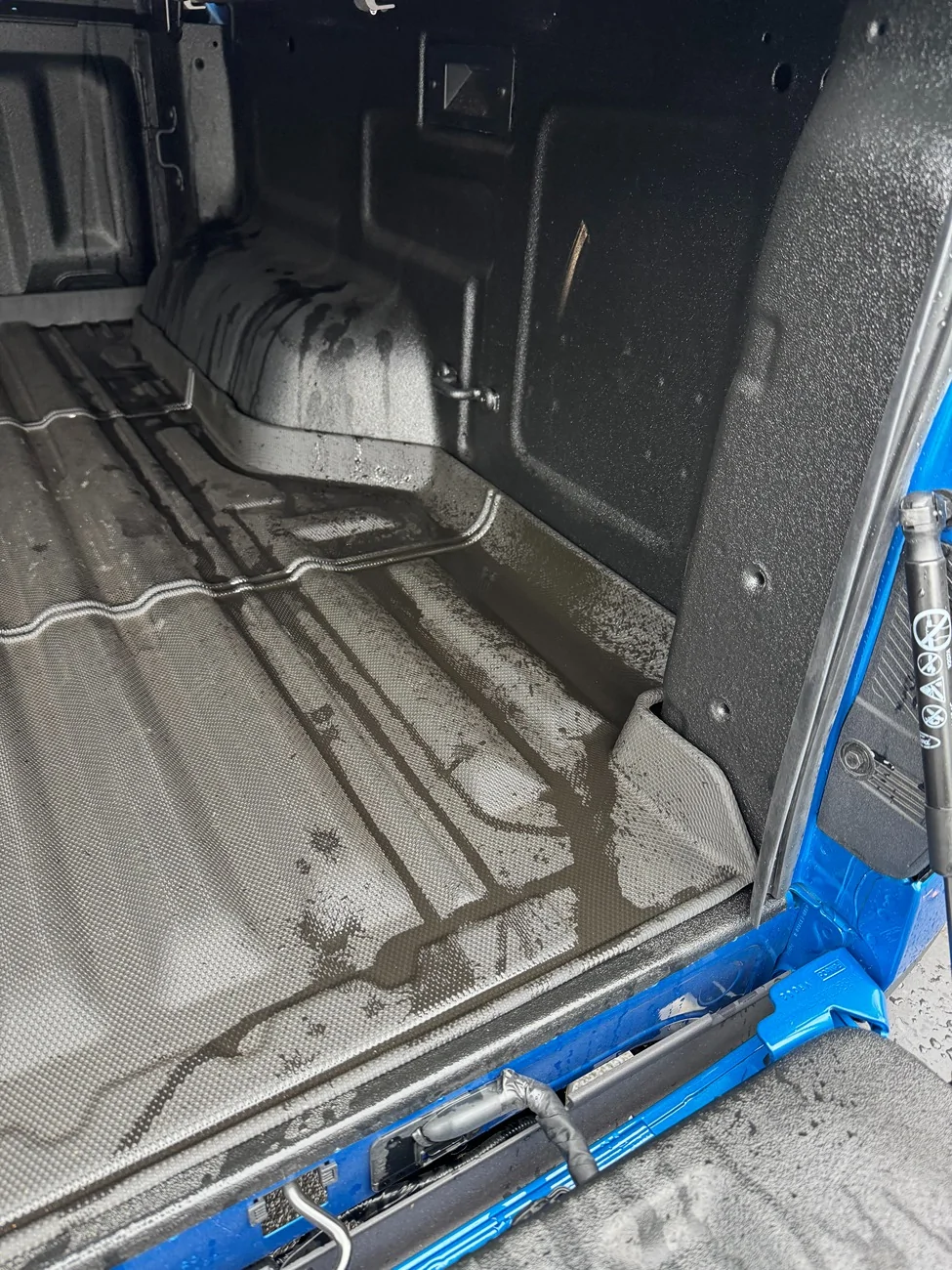 Ford Ranger Leaking Lomax Trifold on Ranger Raptor IMG_7650