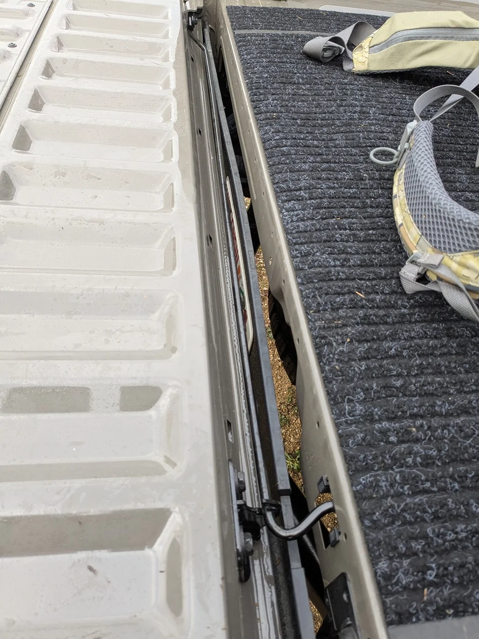 Ford Ranger Pivoting Rod Hidden in Tailgate? PXL_20251023_140042770