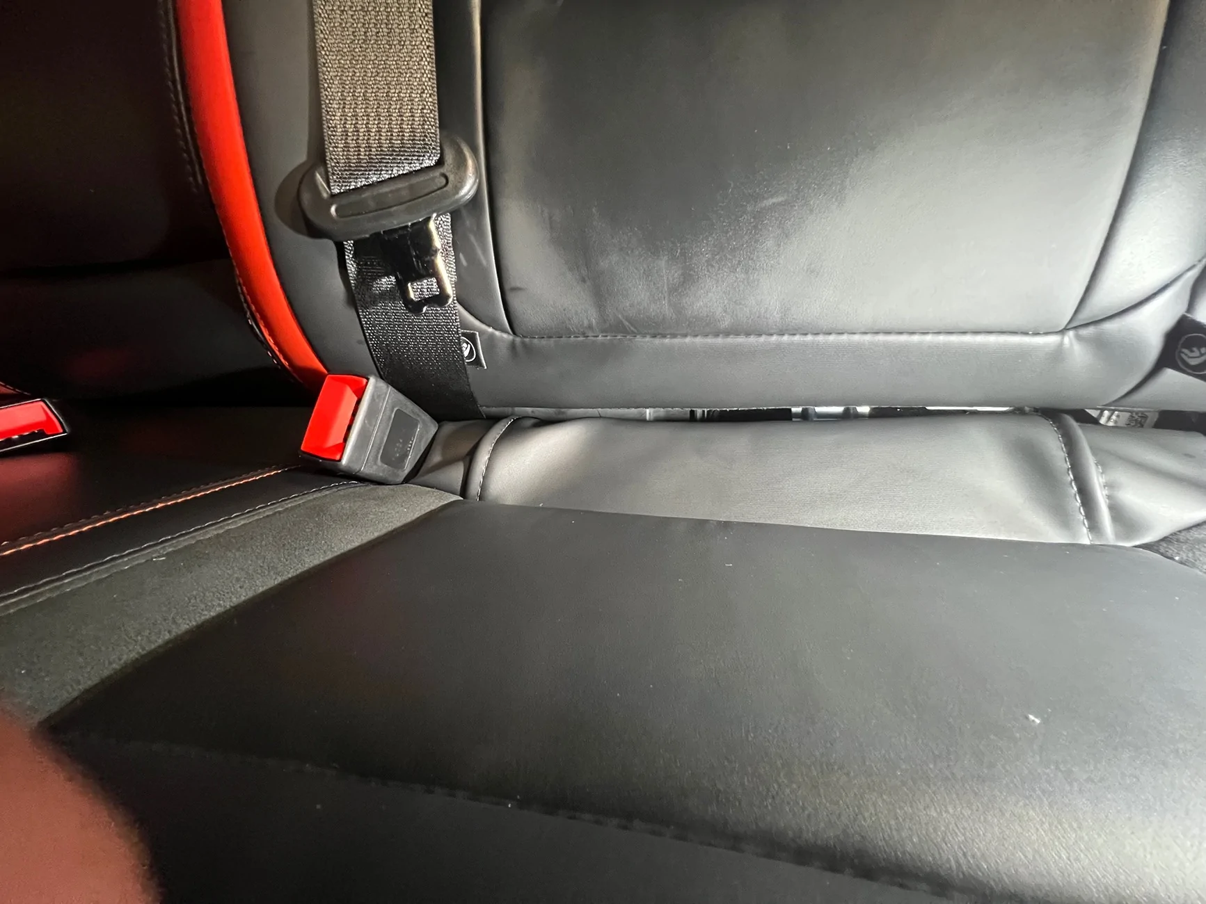 Ford Ranger Backseat gap between seat and backrest. IMG_9560