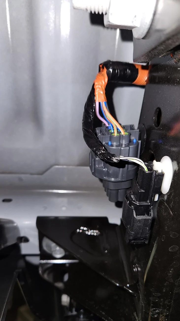 Ford Ranger 2025 XLT with a A.R.E. CX Classic truck cap installed plug under bed