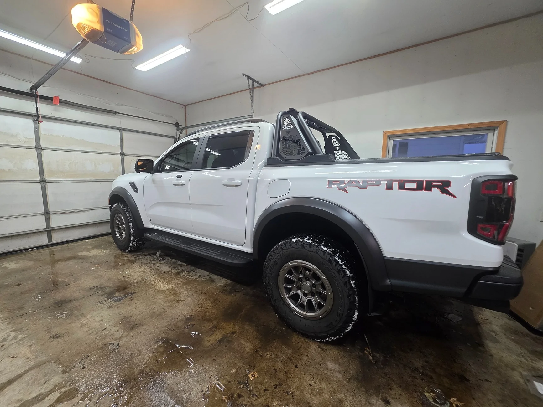 Ford Ranger MY25 RR Oxford White - Paint chips show very easily 20251205_164445