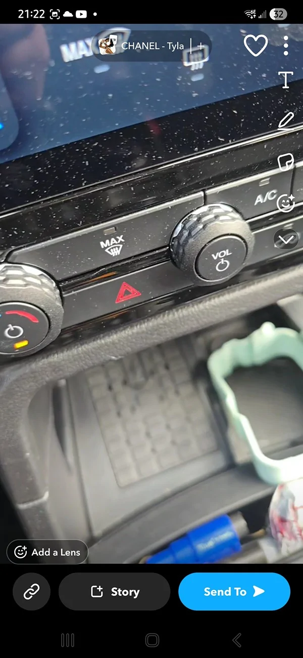 Ford Ranger I've owned my 2025 XLT for 2 weeks and I already hate the 12" vertical screen and lack of knobs {filename}