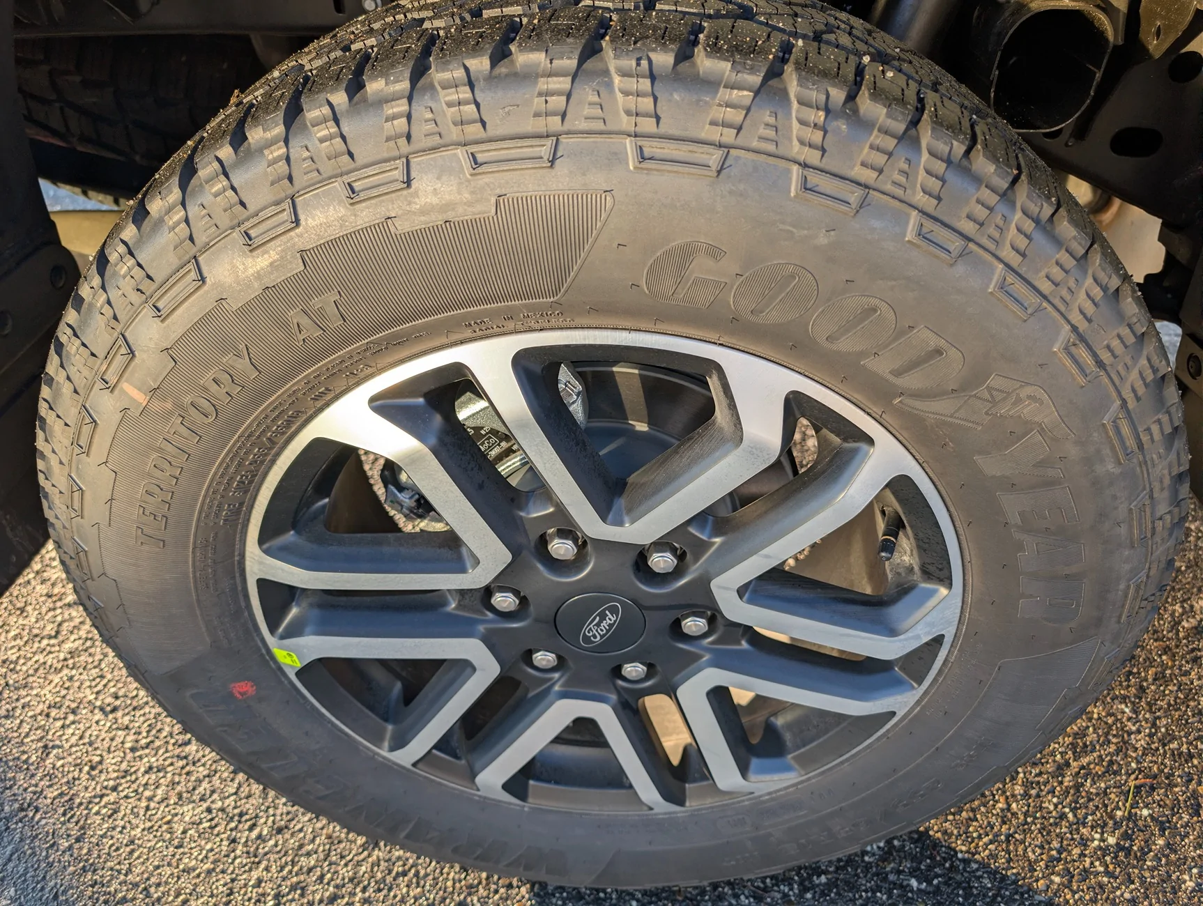 Ford Ranger 2025 Lariat 18" Wheels and Like-New Tires PXL_20251231_164739682