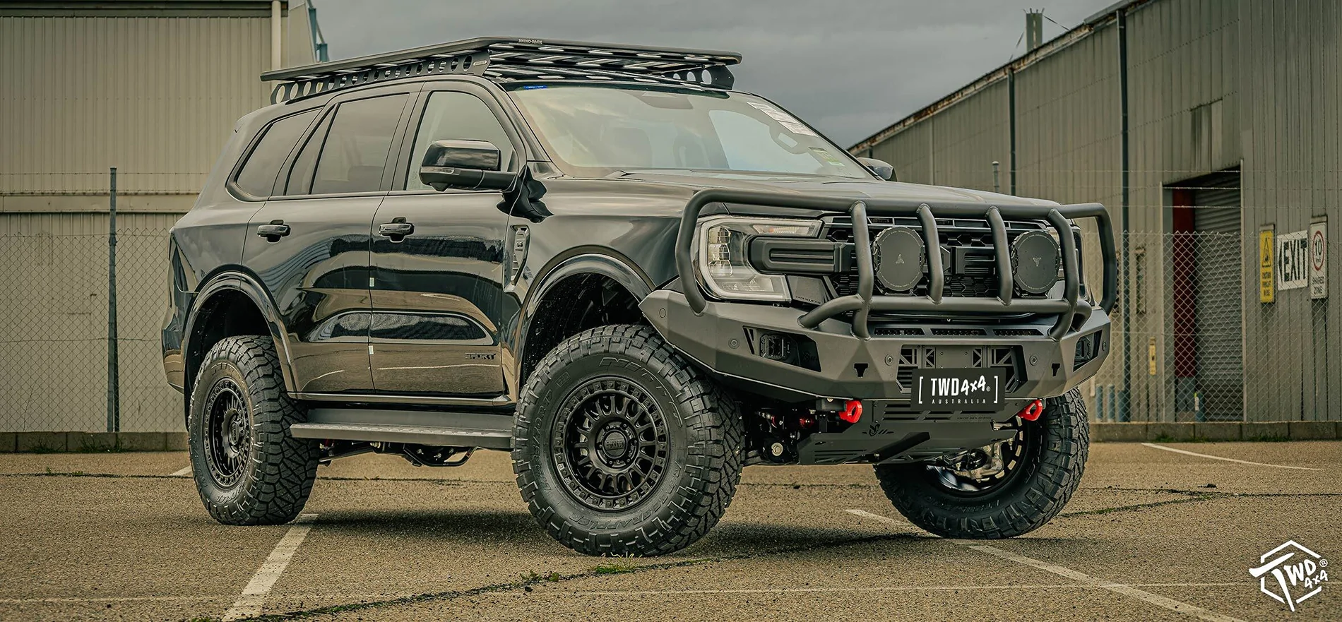 Ford Ranger 26 Ranger Raptor or 26 Explorer ST 20240806_Next-Gen-Everest-grey-Vikor-Diablo-full-guard-bull-bar