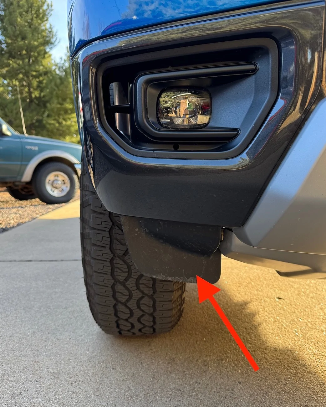 Ford Ranger Removing spats (air deflectors) in front of front tires IMG_3892