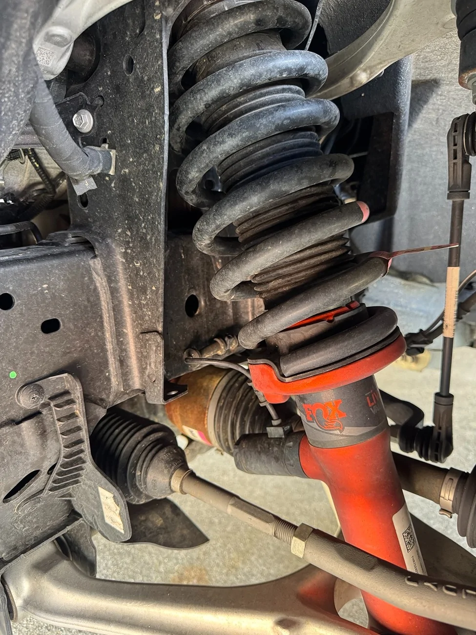 Ford Ranger Front Fox Shocks' springs are off-centered KakaoTalk_20260309_120416463