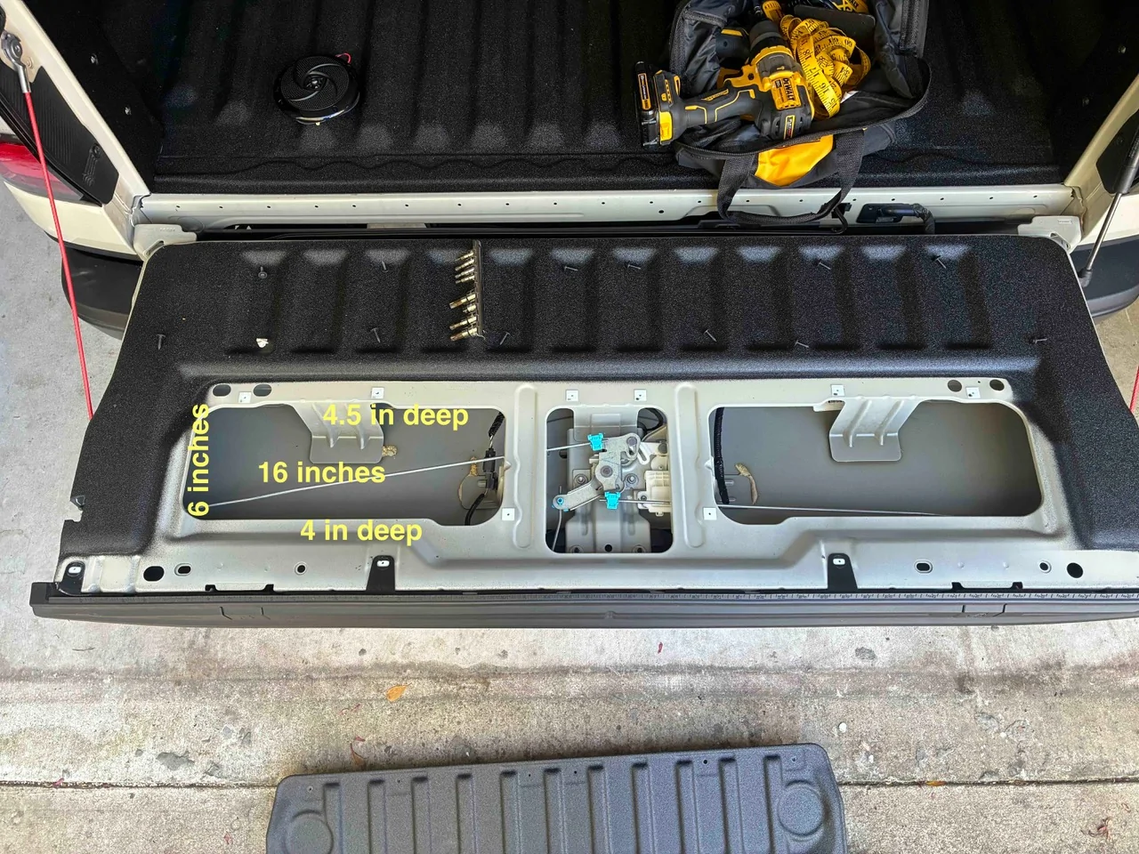tailgate w dimensions.webp