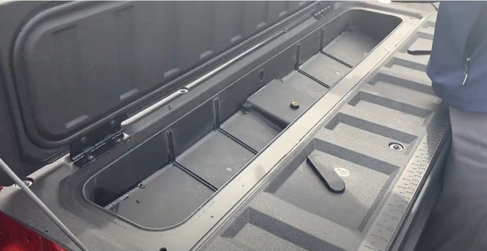 canyon_tailgate_storage.webp