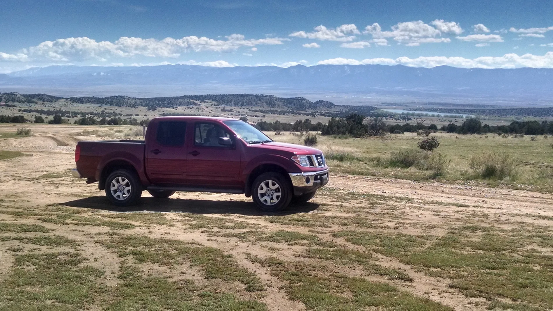 Ford Ranger Ranger Raptor vs Nissan Roush edition Frontier 2015APR29 Commons (1)