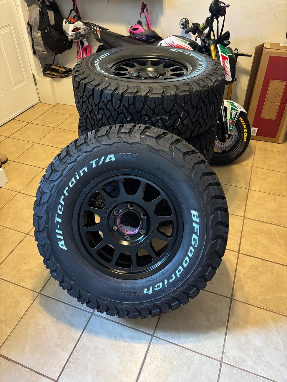 Ford Ranger Another teaser.  Method 703’s, GOAT 1.5 level, 295/70-17 KO3’s incoming. IMG_3854