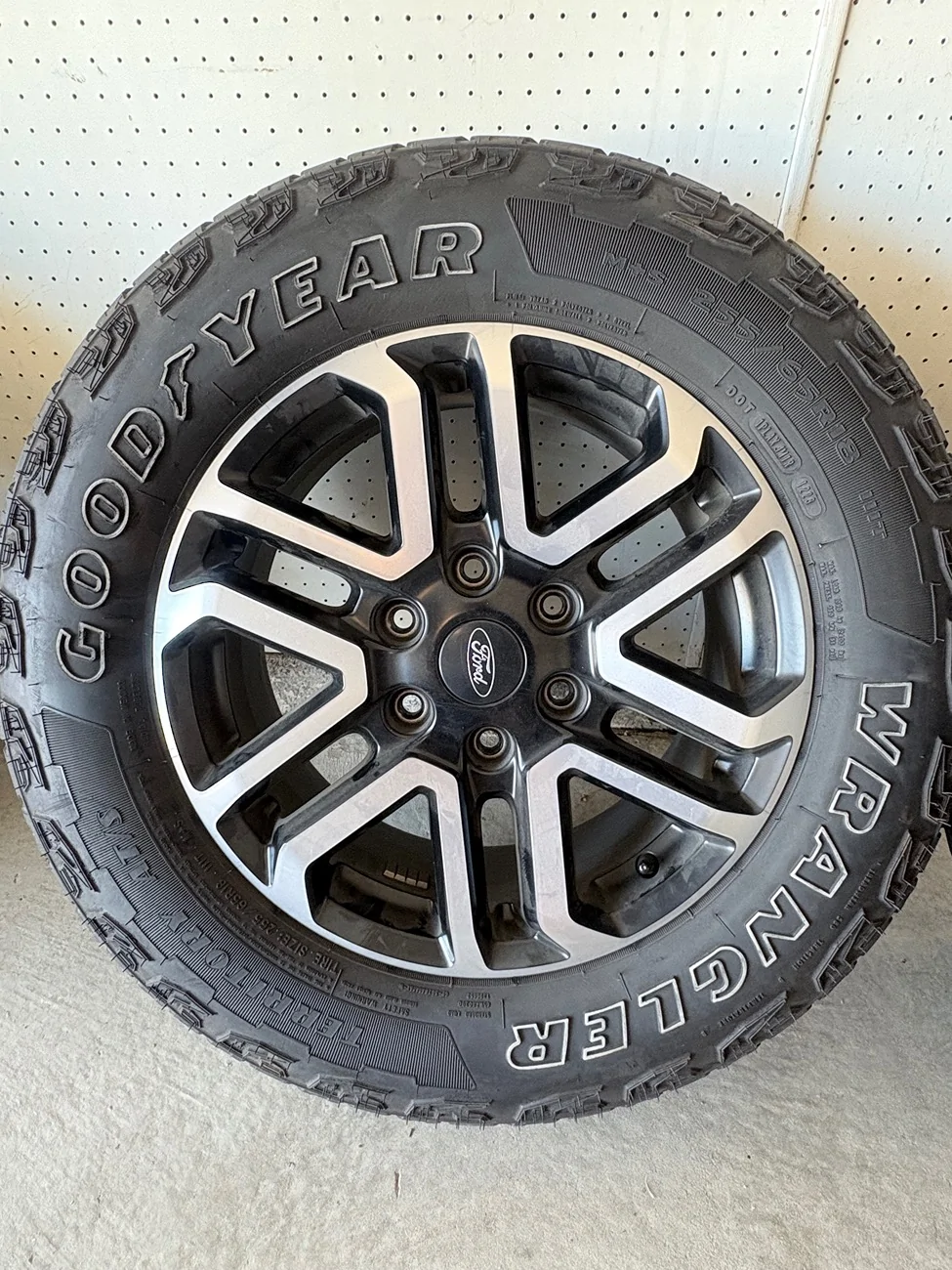 Ford Ranger 2024 Lariat wheels and tires IMG_0464