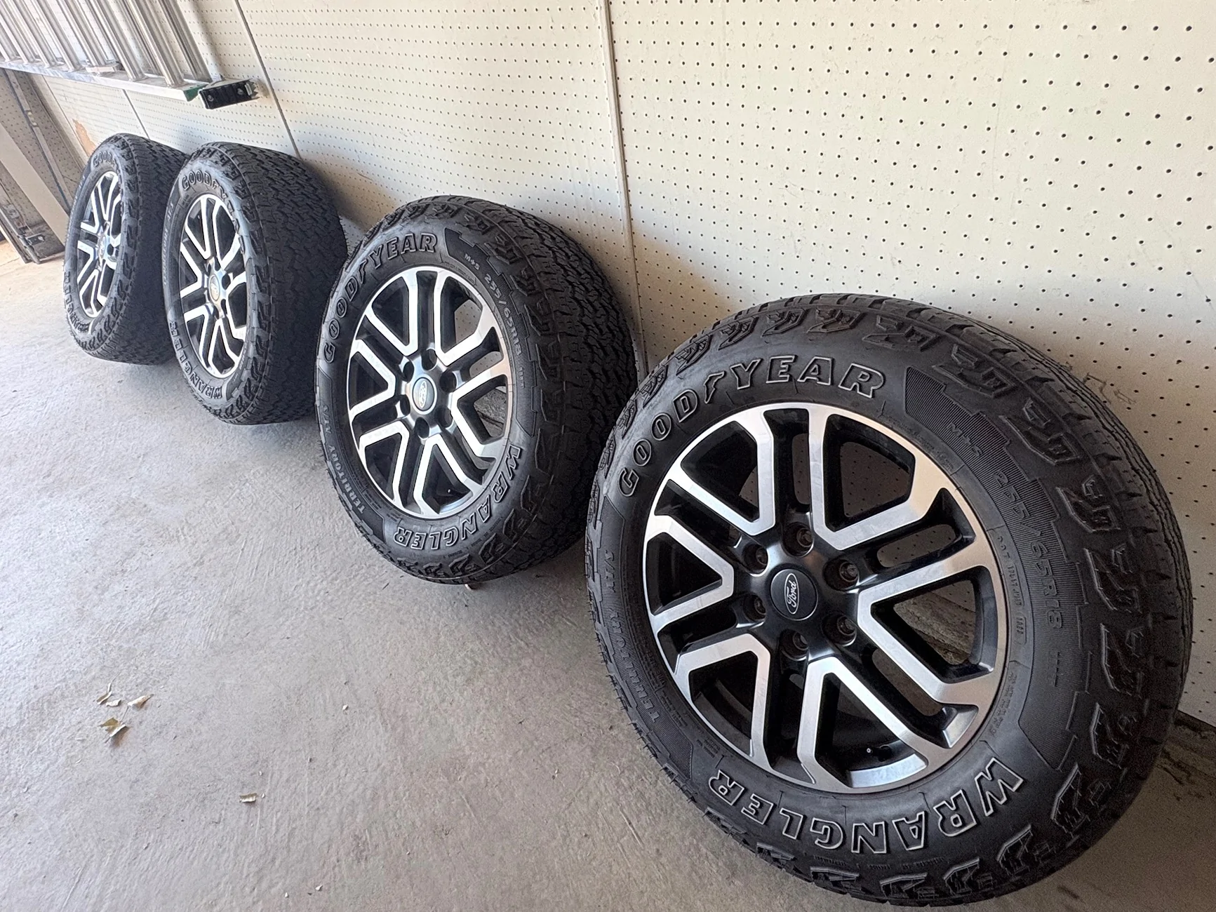 Ford Ranger 2024 Lariat wheels and tires IMG_0462