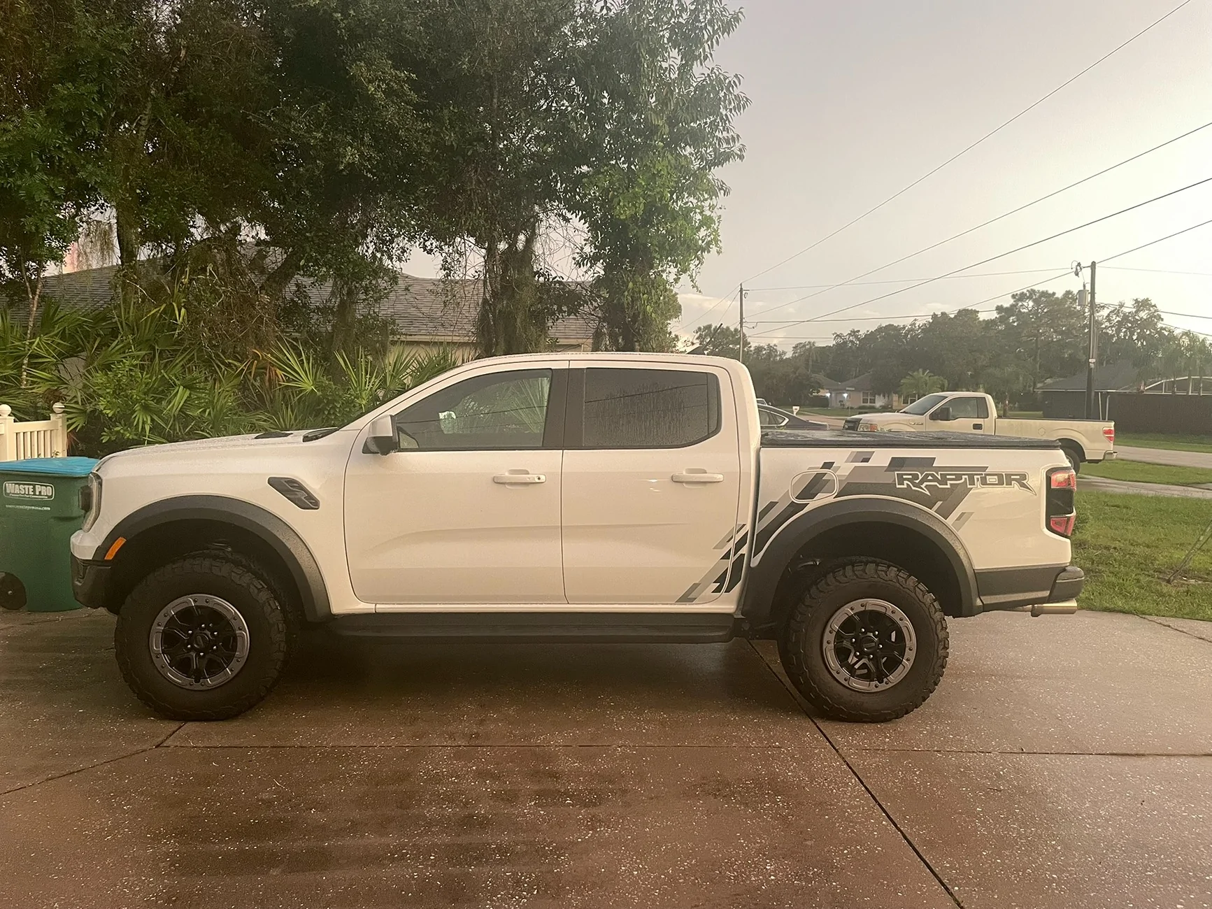 Ford Ranger Oxford White changed colors with the sun light IMG_7499