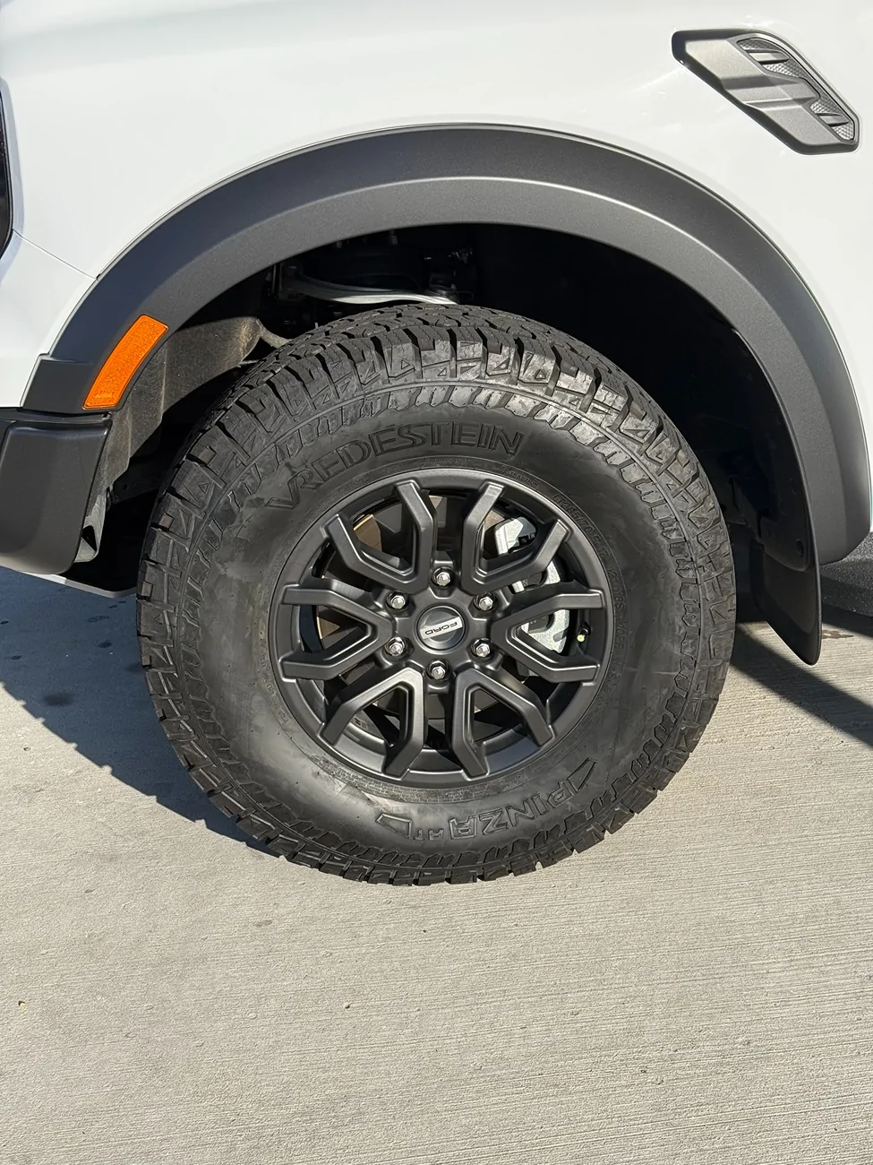 Ford Ranger Vredestein Pinza AT **installed** IMG_4237
