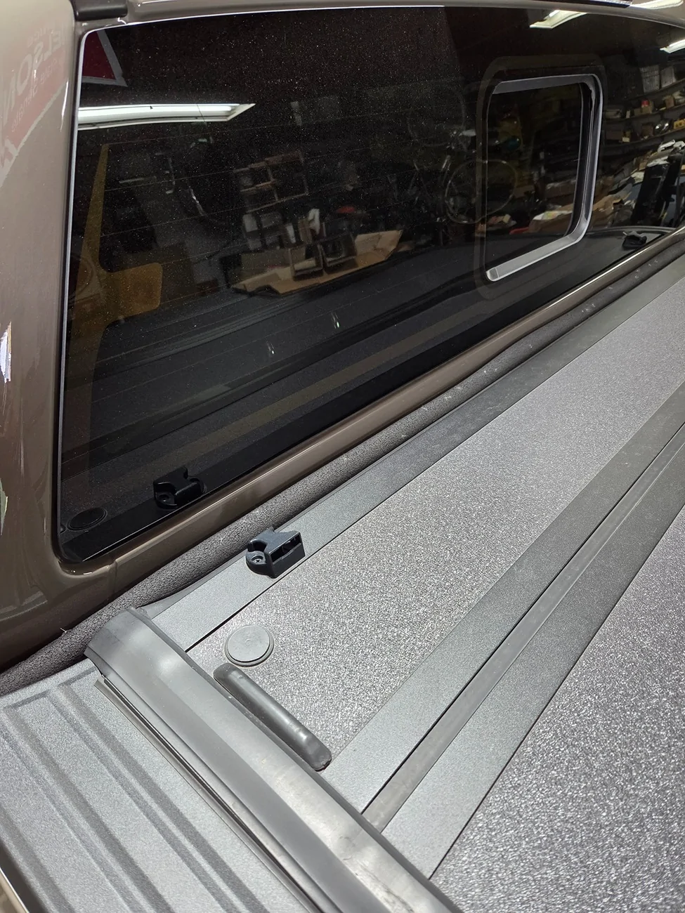 Ford Ranger How to clean area between tailgate and bed? 5139