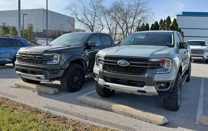 XLT FX4 with 2" Level and 285/70R-17 on Method 703 Wheels (vs. Ranger Raptor)